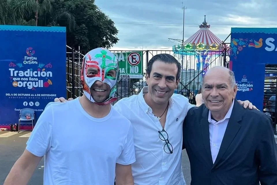 Checo Pérez asiste a la lucha libre de Fiestas de Octubre