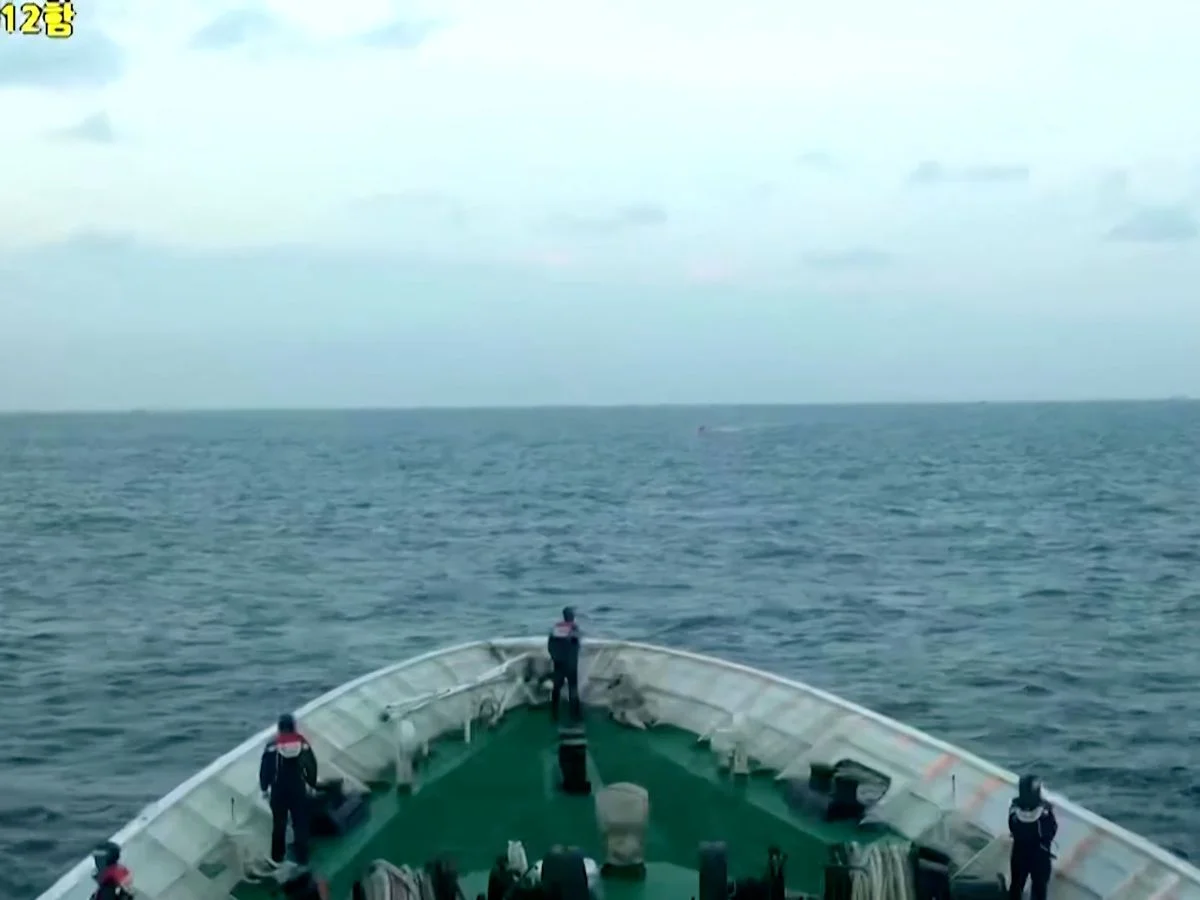 Hundimiento de barco pesquero deja dos muertos en Corea del Sur