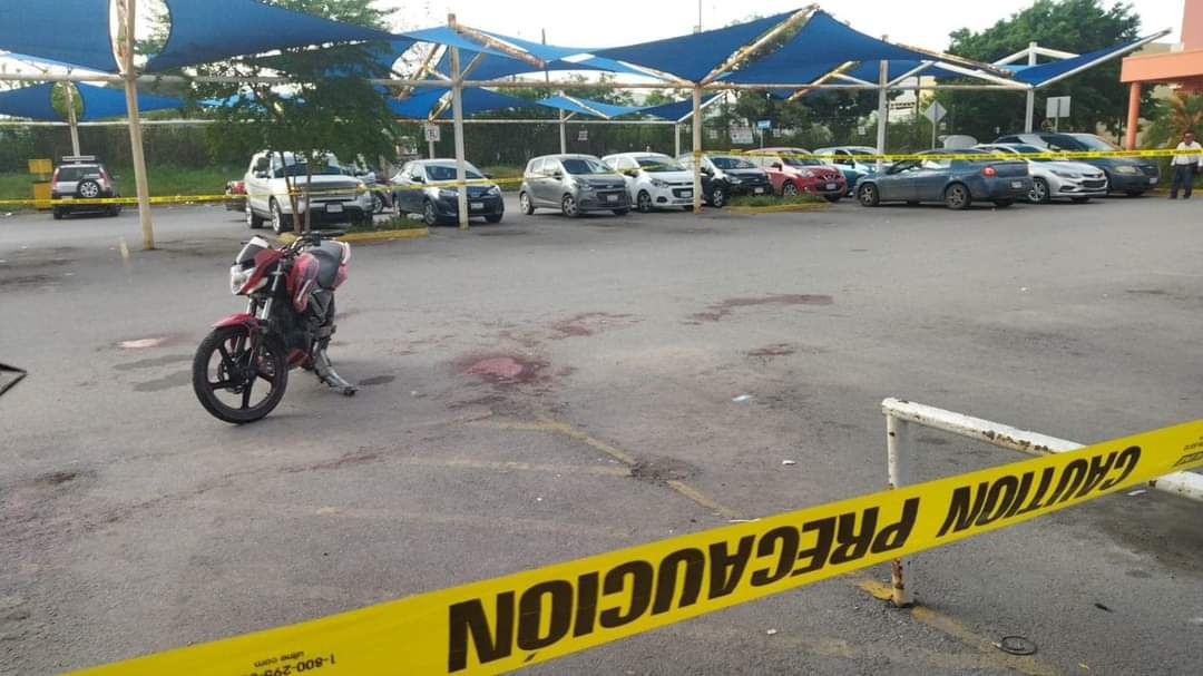 Motociclista se atora con cable tensor y le cort4 el cu3llo; alcanzó a informar por celular su accidente y ubicación y enseguida mur1ó