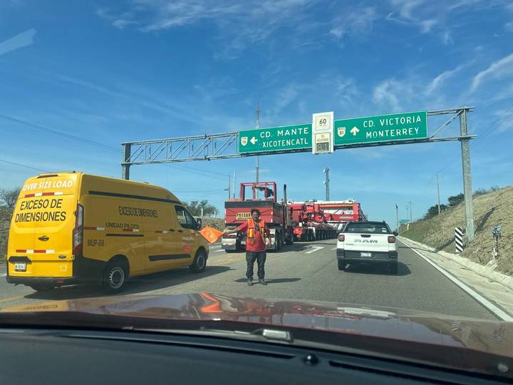 CARRETERA EN TAMAULIPAS PARALIZADA POR ESTRUCTURAS GIGANTES