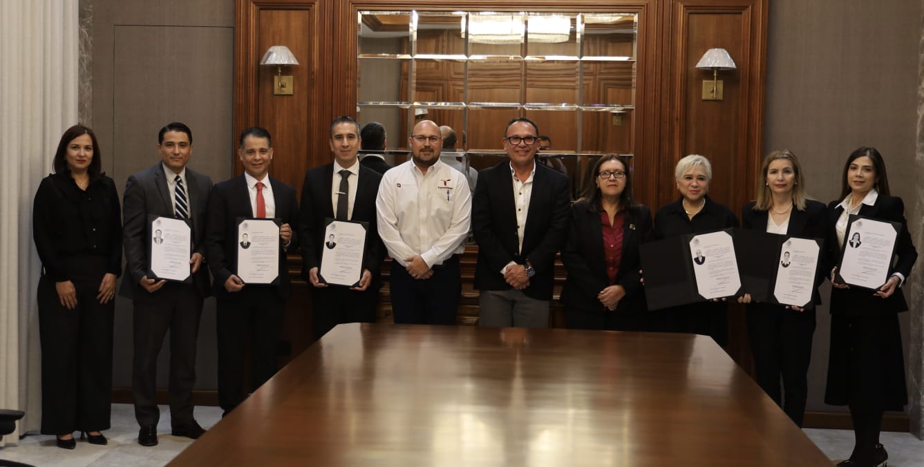 Entrega gobernador Fiat de notarios públicos