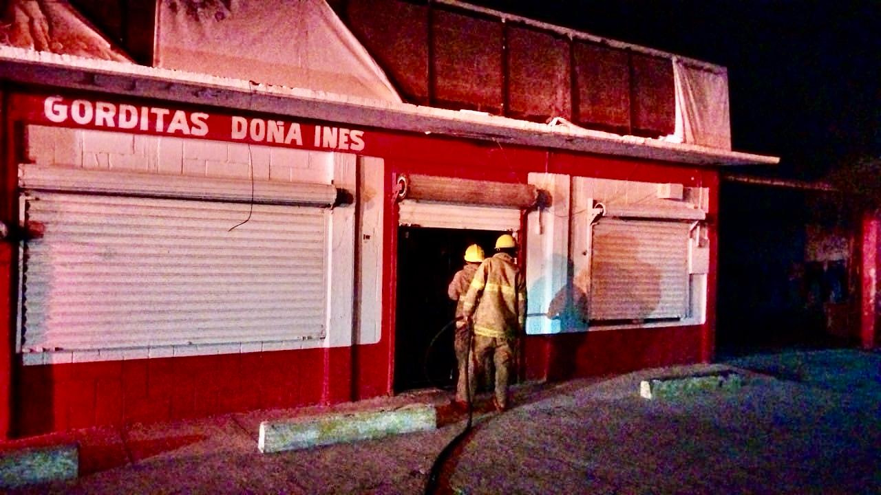 Se incendia negocio de gorditas en colonia Paso Real