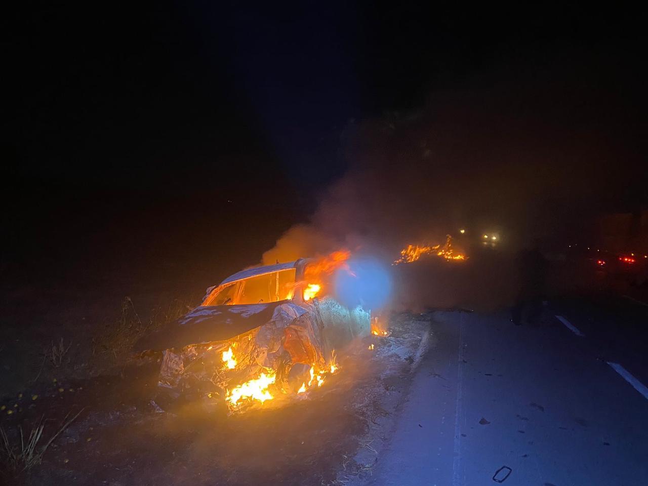 Fuerte encontronazo deja cuantiosos daños y vehículo quemado en San Fernando
