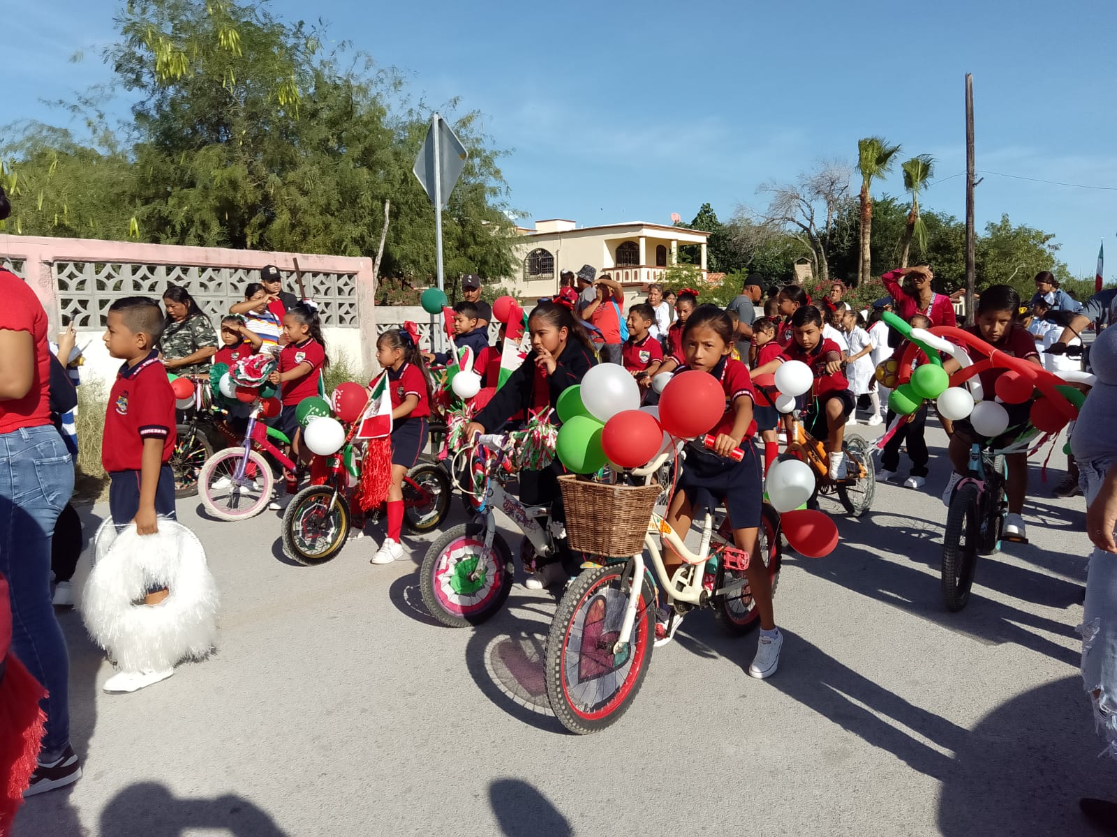 Celebran el 114° aniversario de la Revolución Mexicana con desfile en la Laguna Madre