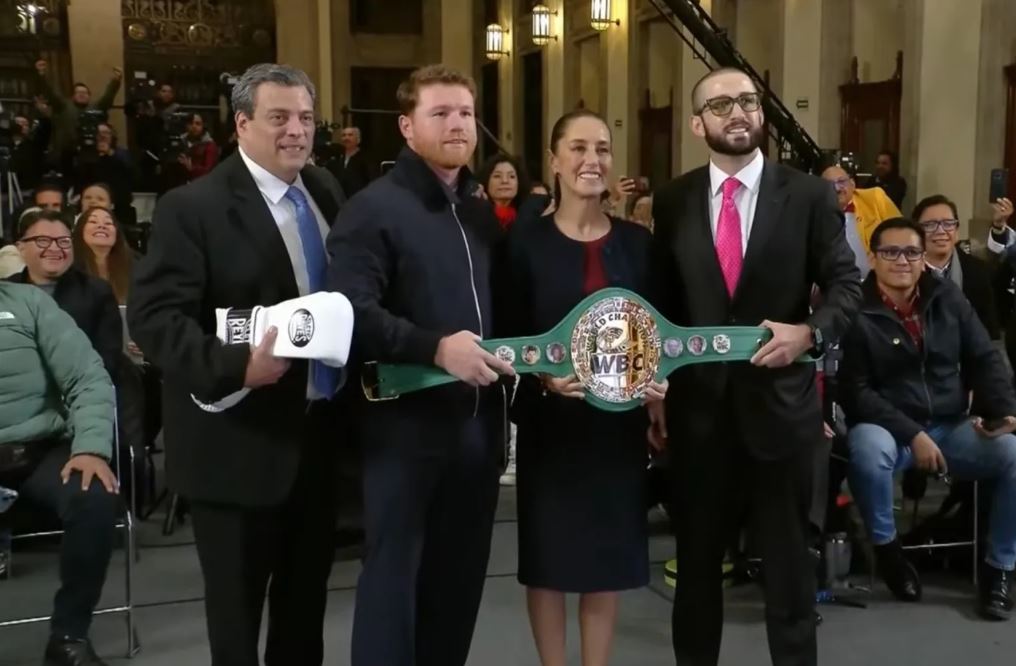 ‘Canelo’ Álvarez y CMB visitan a Sheinbaum; le entregan cinturón de campeona mundial y “guantes de la paz”