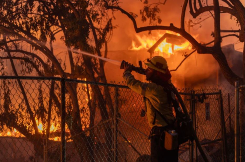 Autoridades del sur de California luchan por controlar el incendio Mountain