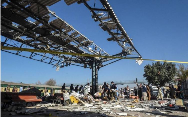Mueren 25 personas tras un atentado en una estación de tren en Pakistán