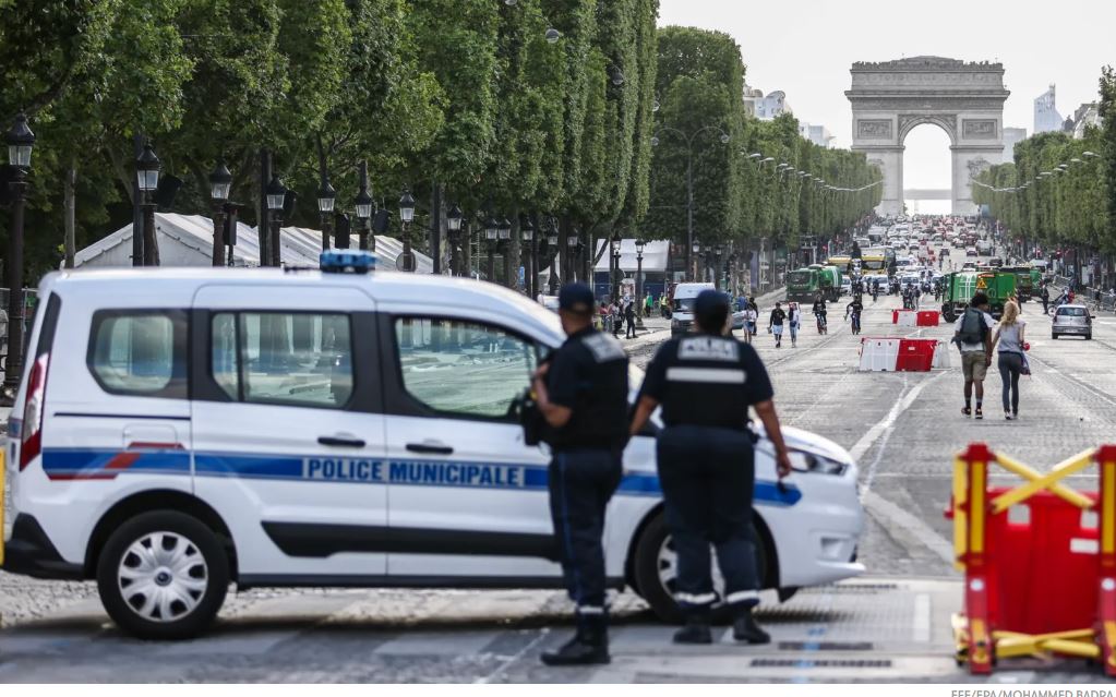 Hombre amenaza con suicidarse y retiene a 4 rehenes en las afueras de París