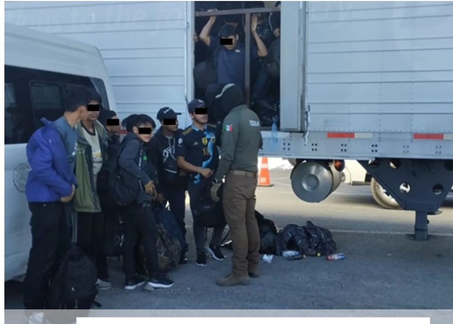 Localizan a 257 migrantes dentro de tractocamión en Chihuahua