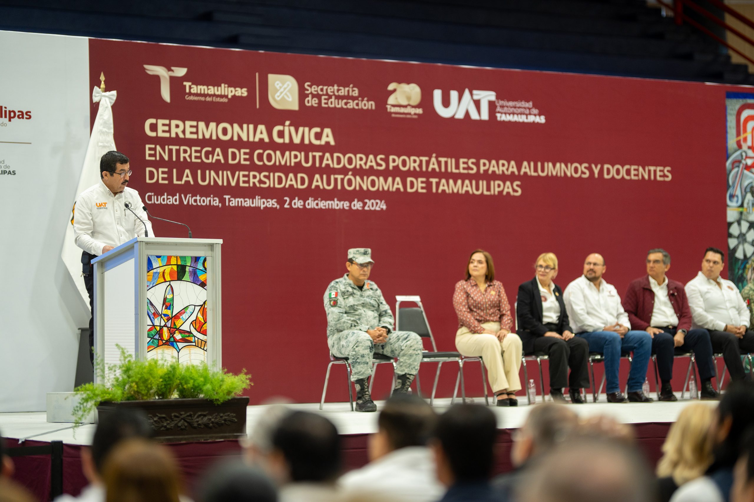 Gobernador y rector hacen entrega histórica de equipos de cómputo a la UAT
