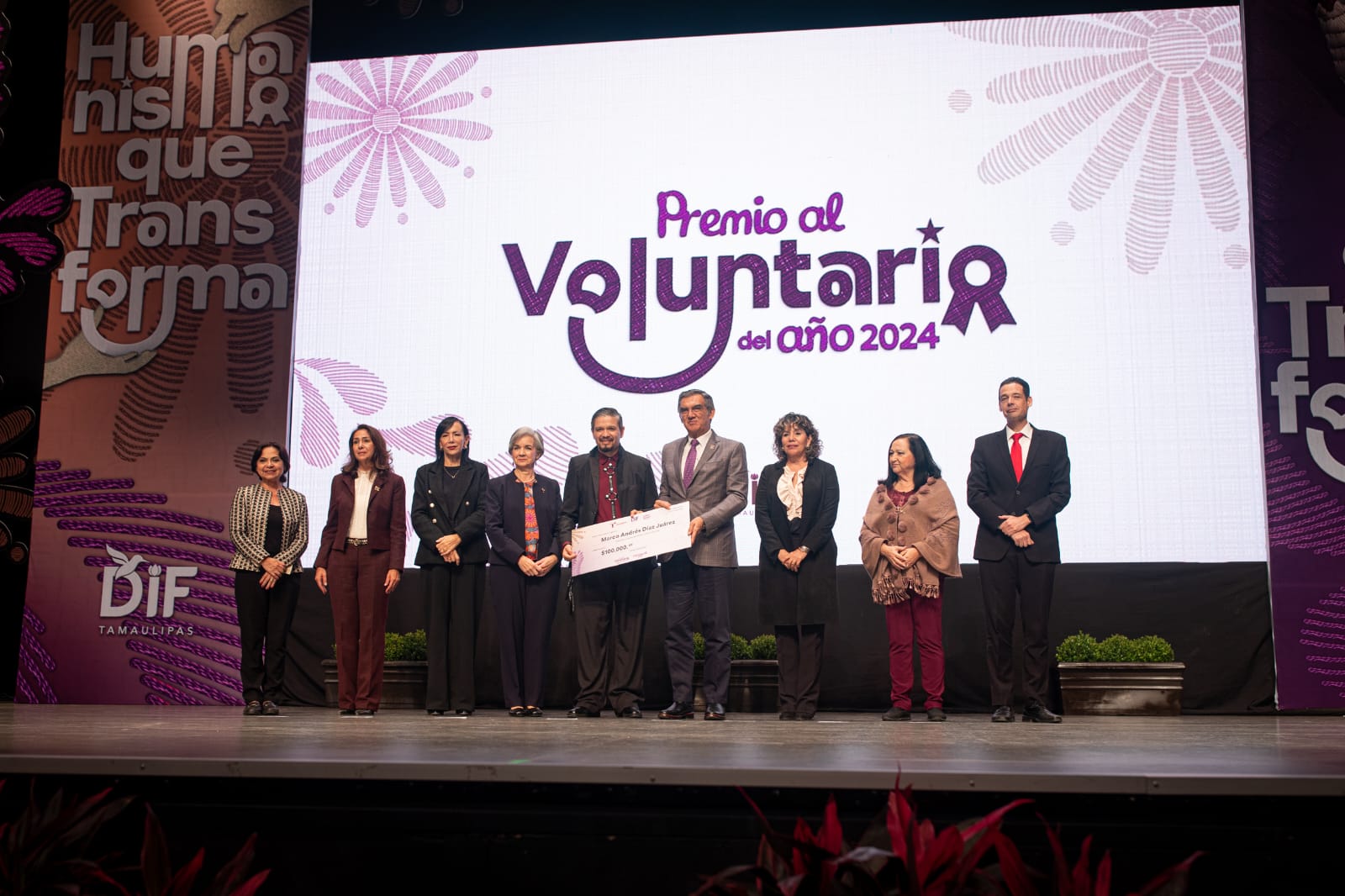 Premian Américo y María de Villarreal a los voluntarios del año
