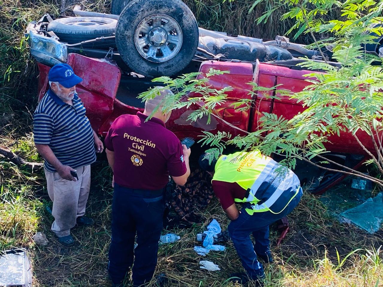 Adultos mayores se salvan de morir prensados en volcadura en San Fernando