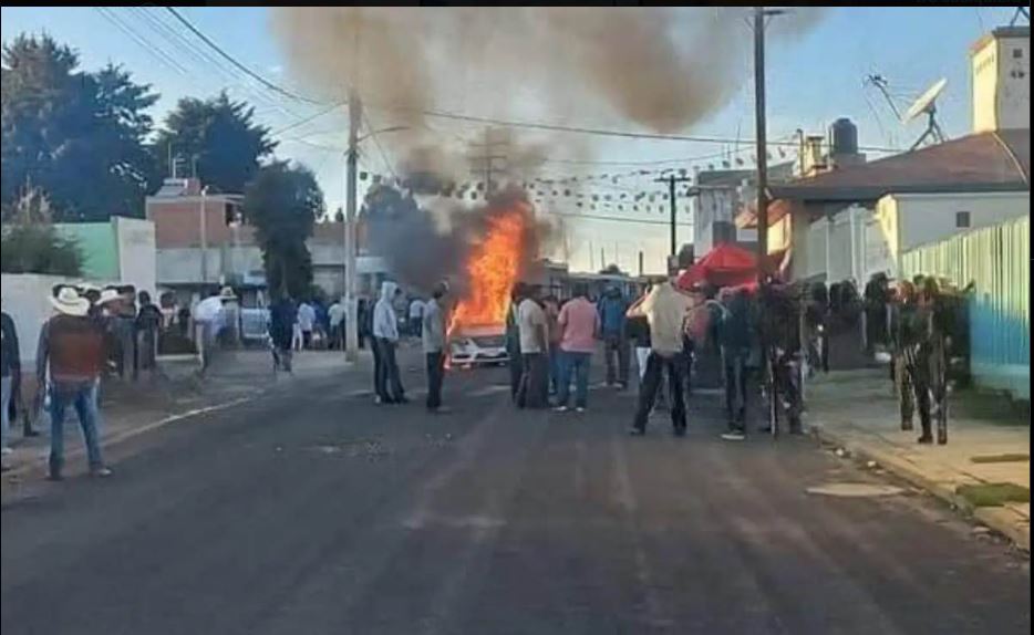 Linchan y queman a cuatro hombres en Almoloya de Juárez, Edomex, acusados de extorsión