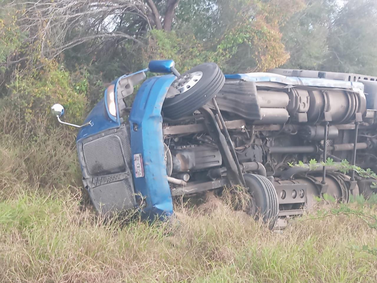 Mega bache en carretera Vict-Mat. provoca que vuelque tráiler