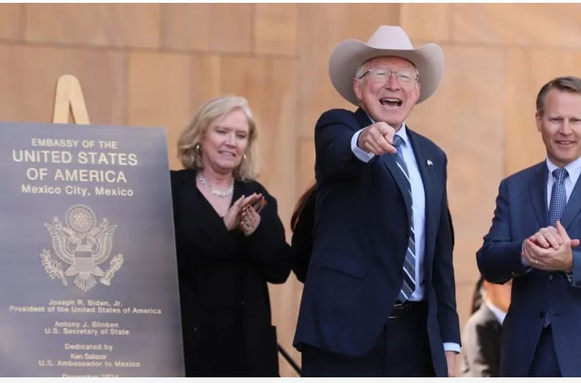 Ken Salazar se despide develando placa de la nueva embajada en México