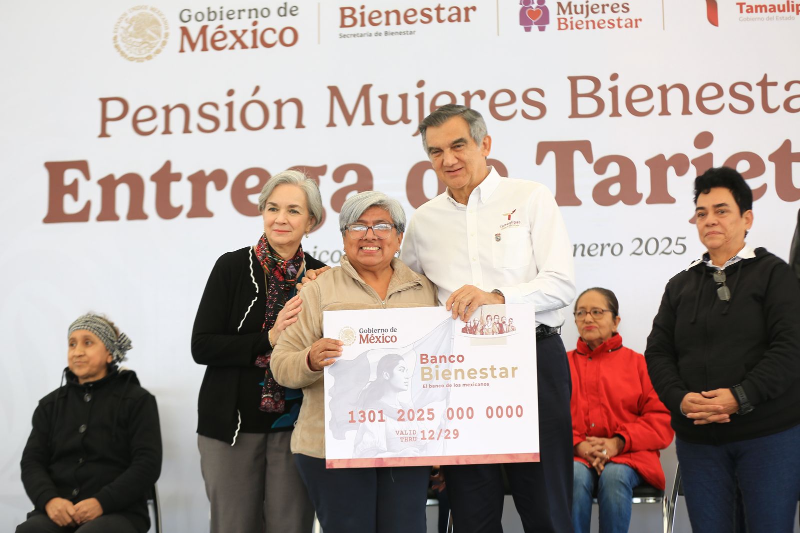 Entrega Américo Villarreal tarjetas del programa Mujeres Pensión Bienestar