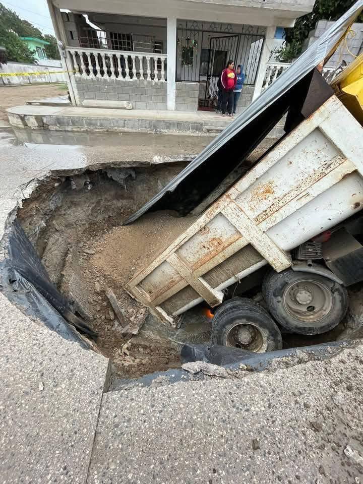 En Tampico camión es “Tragado” por la Tierra