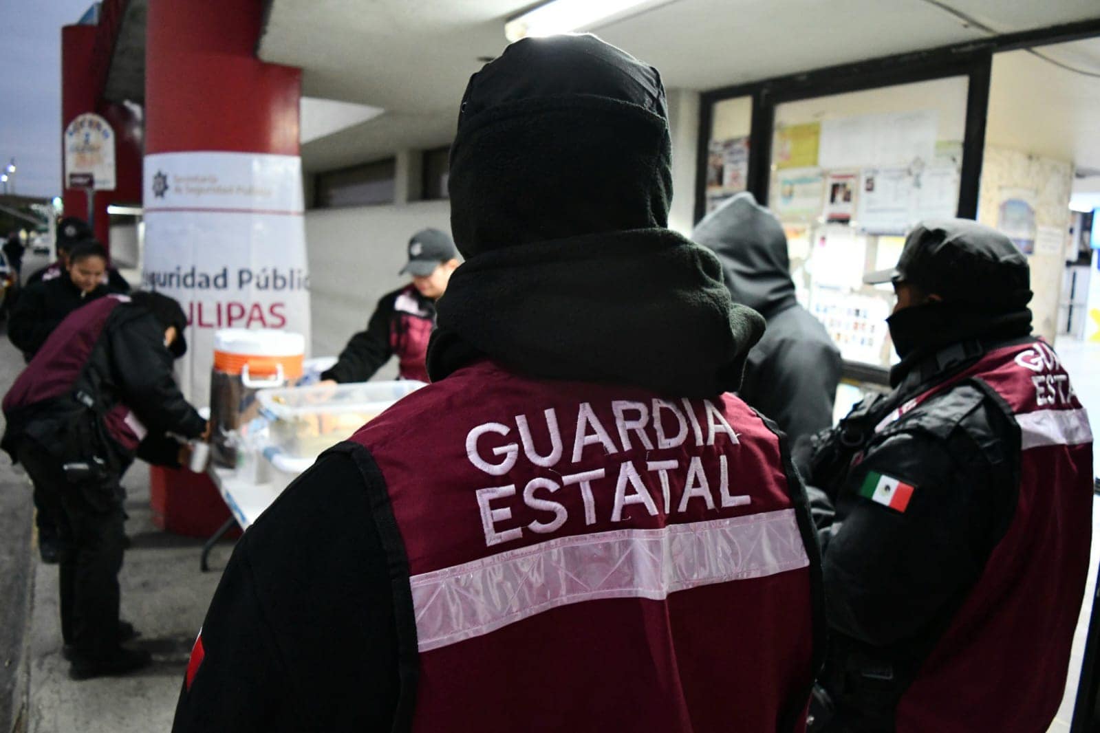 Guardia Estatal de Género apoya con alimentos y bebidas calientes a viajeros
