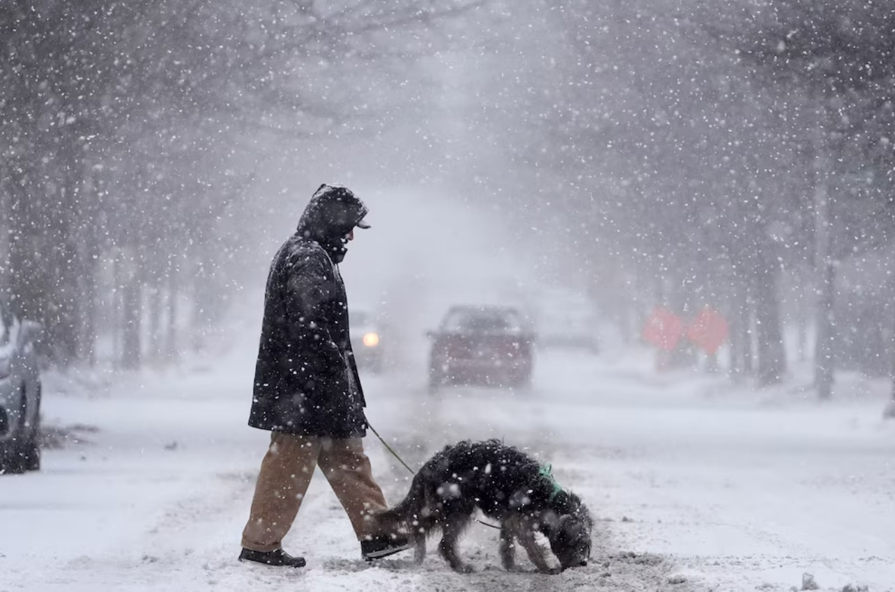 Tormenta invernal deja nevadas en el centro de EE.UU. e interrumpe miles de vuelos
