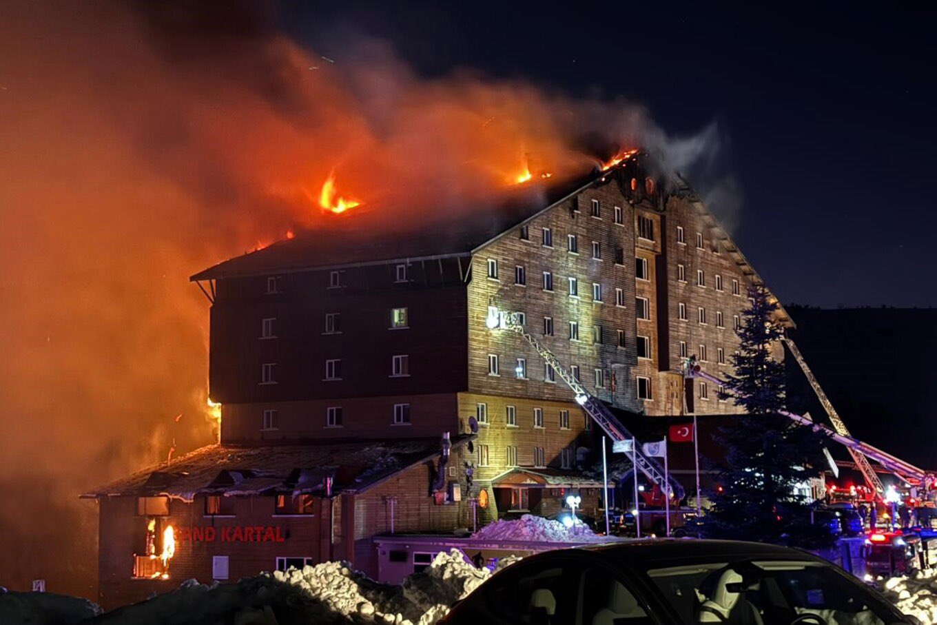 Al menos 66 muertos en incendio de un hotel en Turquía