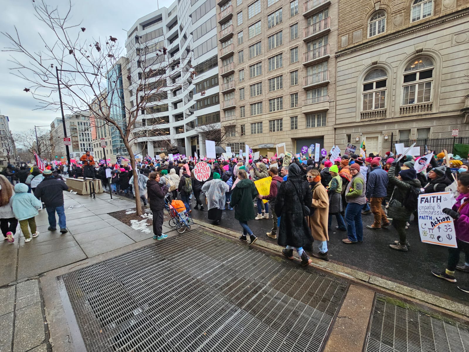 Agrupaciones de mujeres y pro migrantes marchan por sus derechos en Washington