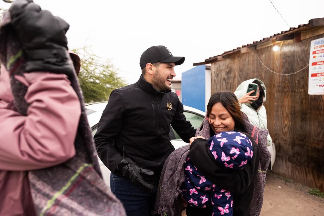 Entrega el alcalde Alberto Granados apoyos a habitantes de los poblados pesqueros