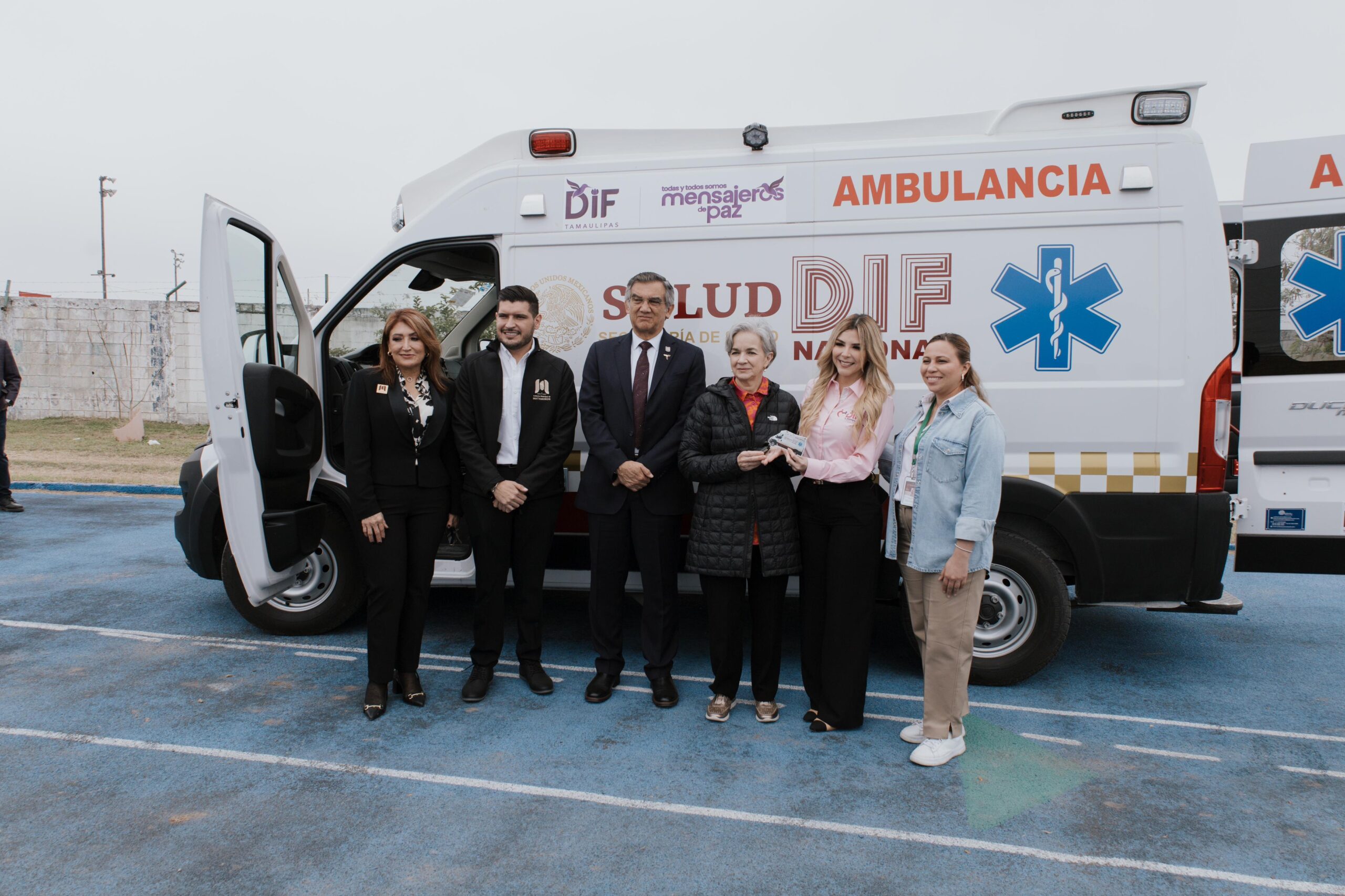 Recibe DIF Matamoros ambulancia de manos de la Sra. María Villarreal