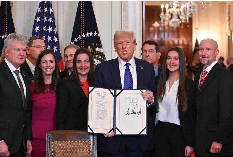 Trump promulga Ley Laken Riley: endurece medidas contra migrante que cometan delitos