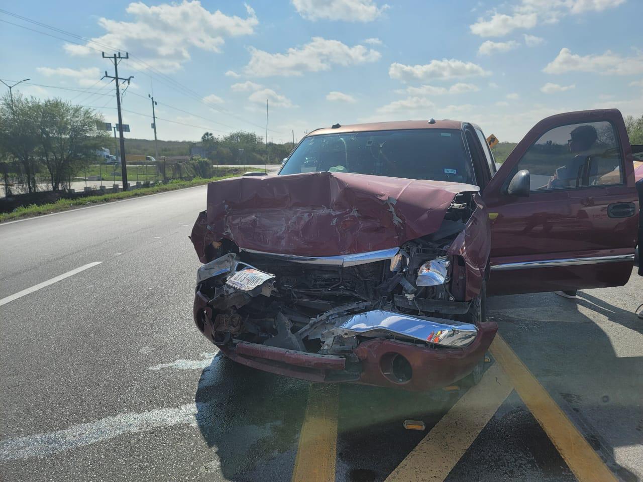 Conductor invade carril y provoca accidente en Rayones; cuatro lesionados