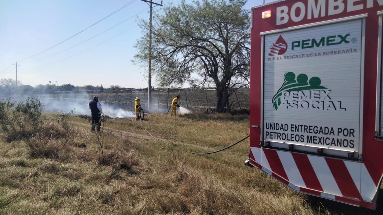 Bomberos sofocan incendio en pastizales que amenazaba secundaria y viviendas en Francisco Villa