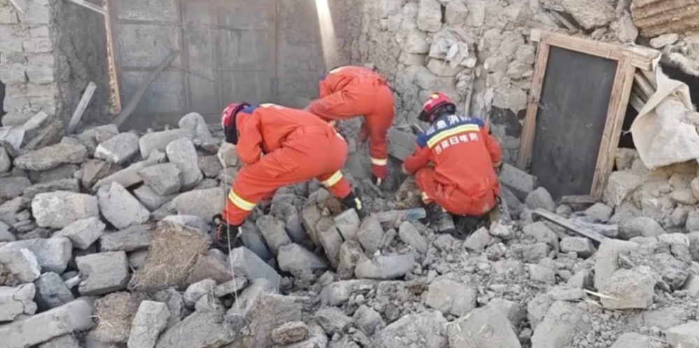 Aumentan a 95 los muertos tras el sismo de magnitud 6.8 en la región china del Tíbet