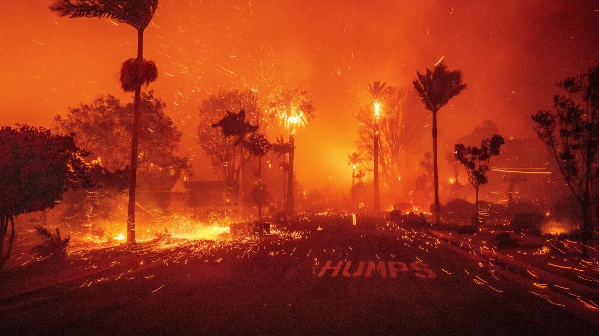 Dos fuertes incendios azotan Los Ángeles, California: Calculan más de 28 mil casas sin electricidad