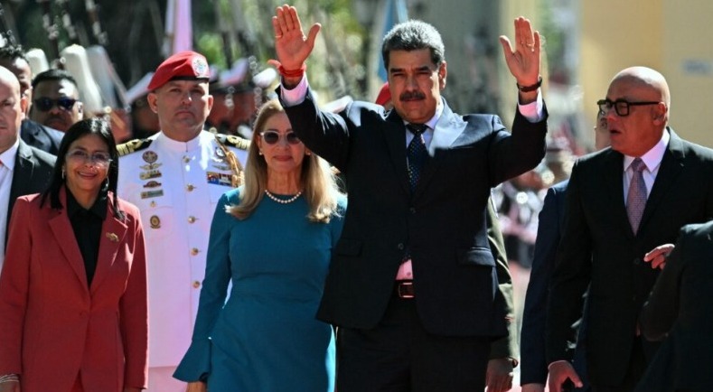 Nicolás Maduro asume tercer mandato con apoyo militar y críticas internacionales