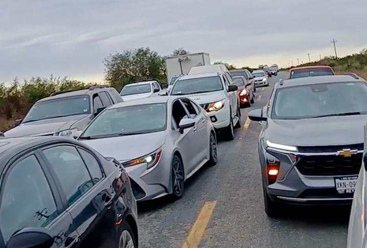 Bloquean campesinos car. San Fernando-Reynosa en Periquitos por falta de energía eléctrica