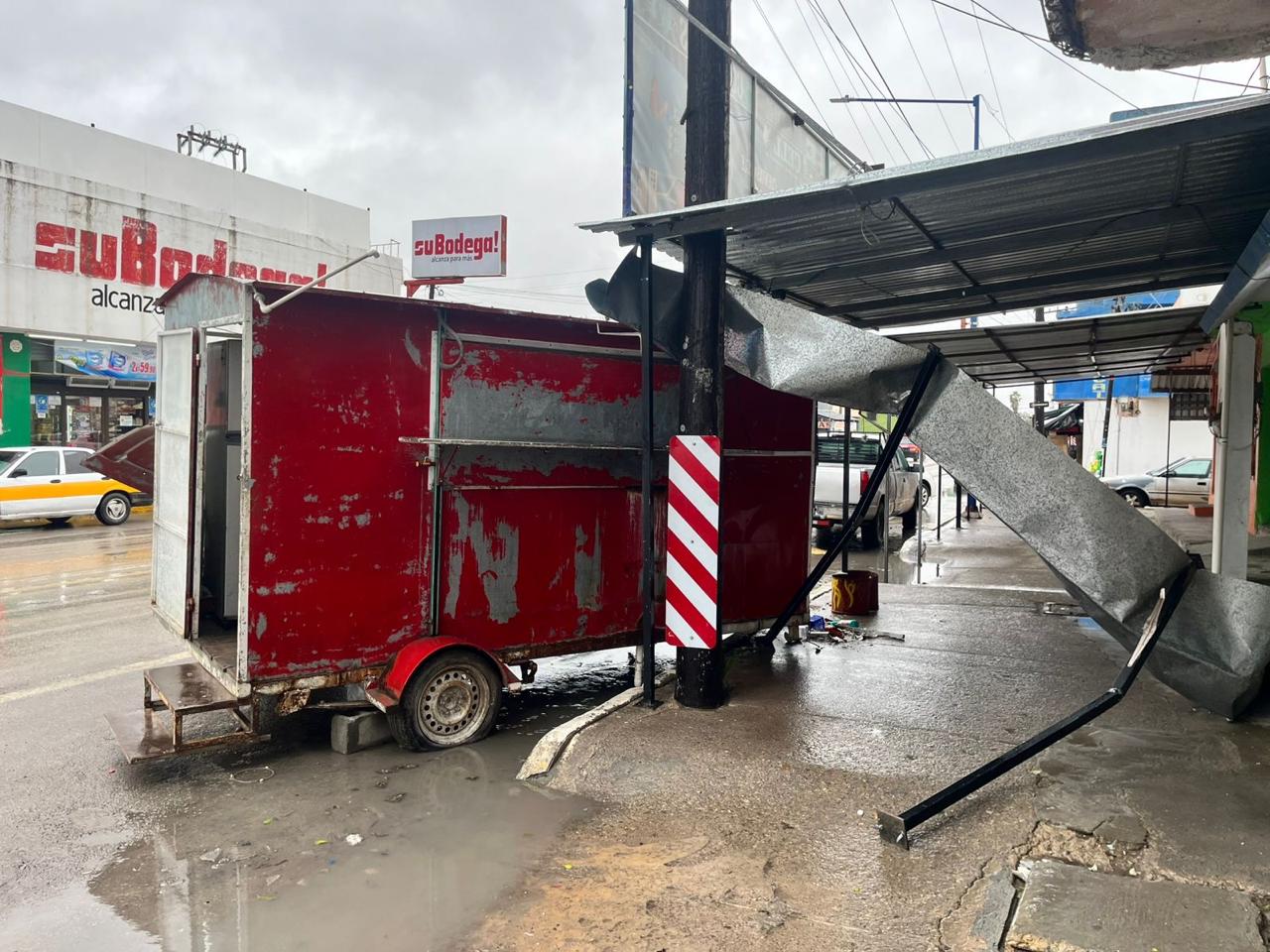 Auto fantasma choca puesto de tacos y huye en San Fernando