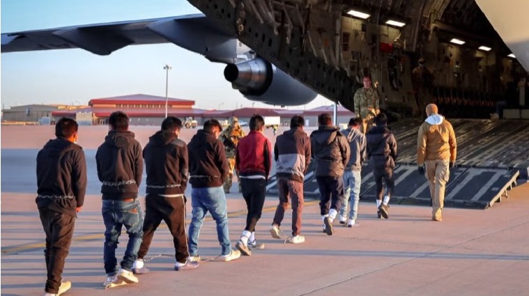 México rechaza aterrizaje de avión militar de Estados Unidos con migrantes
