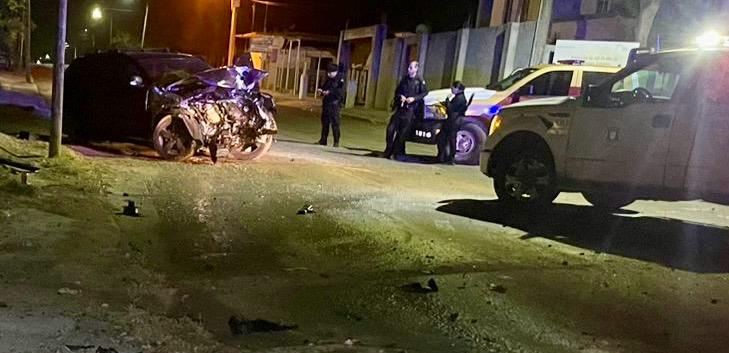 Residente de la Ribereña deja cuantiosos daños en vía publica y unidad por exceso de velocidad