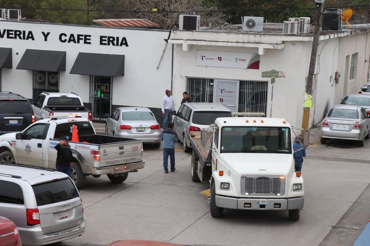 Aplica tránsito operación grúa en plaza principal en San Fernando