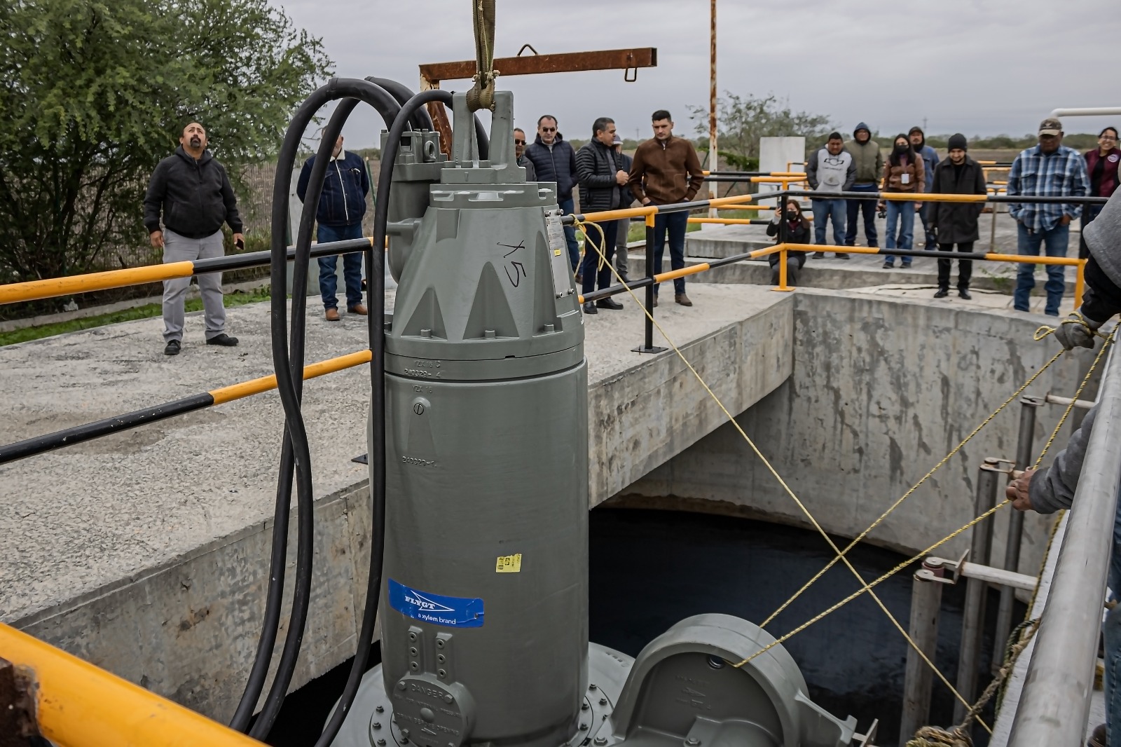 Supervisa alcalde instalación de nueva bomba en cárcamo del Ejido La Venada