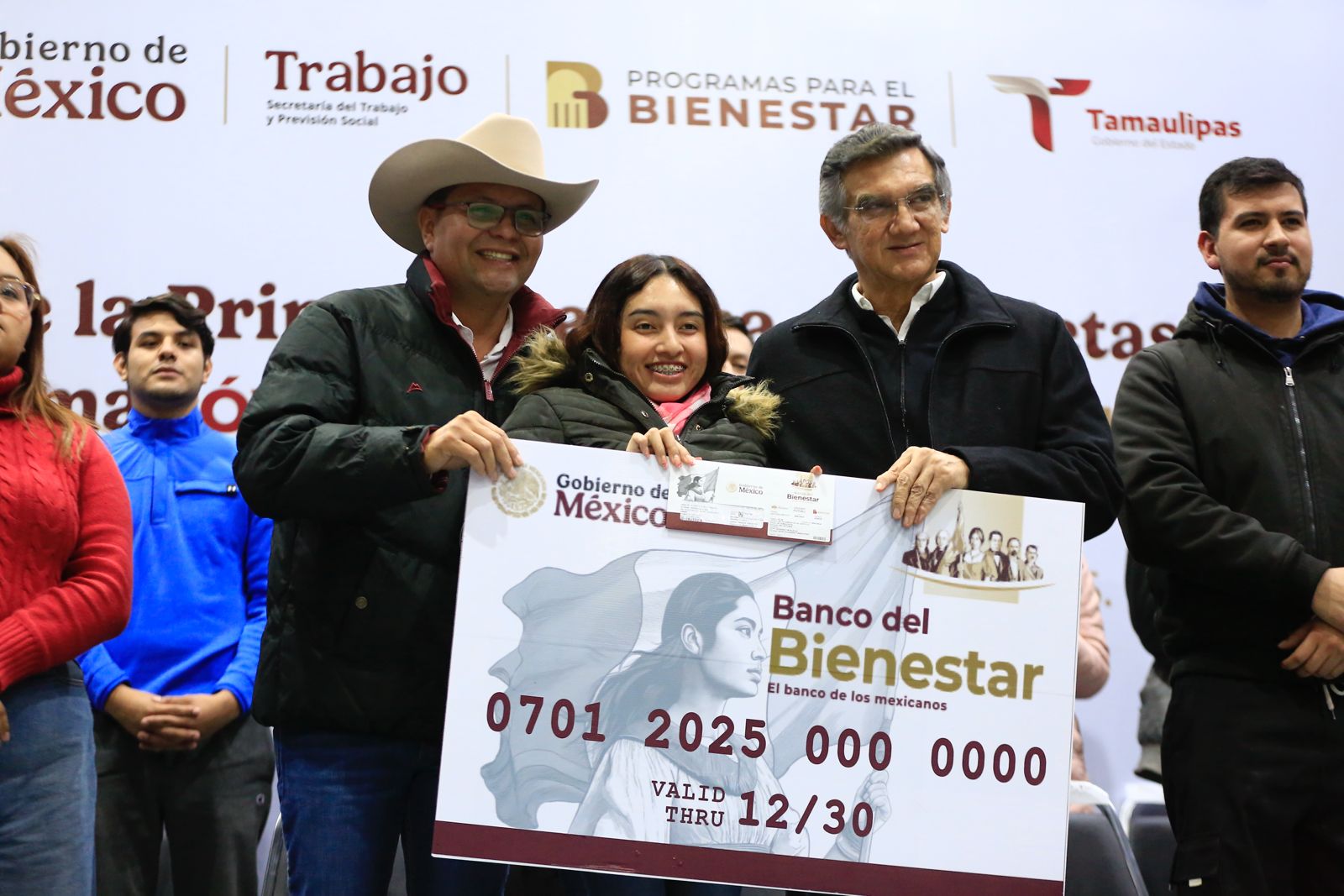 Entrega Américo tarjetas del programa “Jóvenes Construyendo el Futuro”