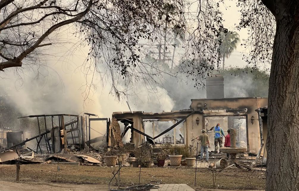 Al menos trece desaparecidos en los incendios de Los Ángeles, que dejan once muertos