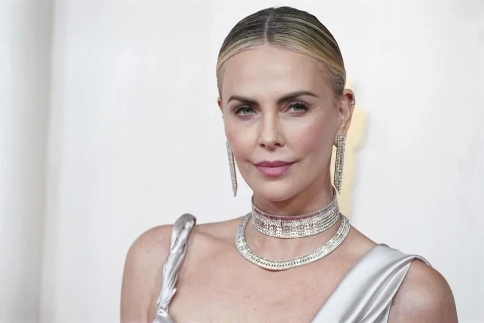 Vacaciona Charlize Theron en Los Cabos junto a su familia