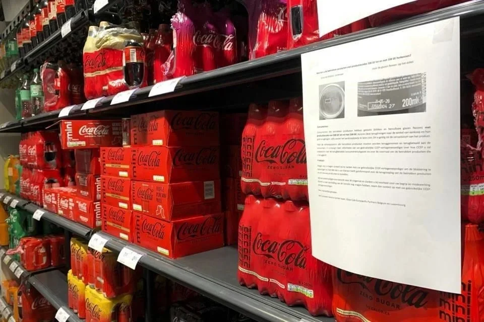 Coca-Cola retira bebidas en Europa por riesgo químico
