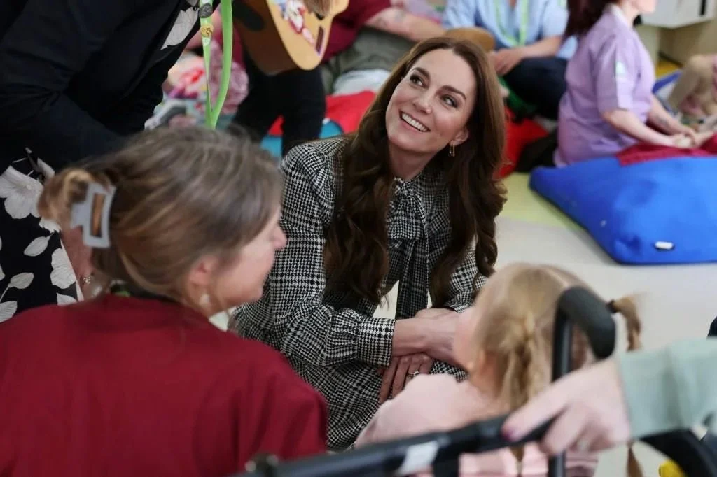 Visita Kate Middleton hospicio; sigue legado de Diana