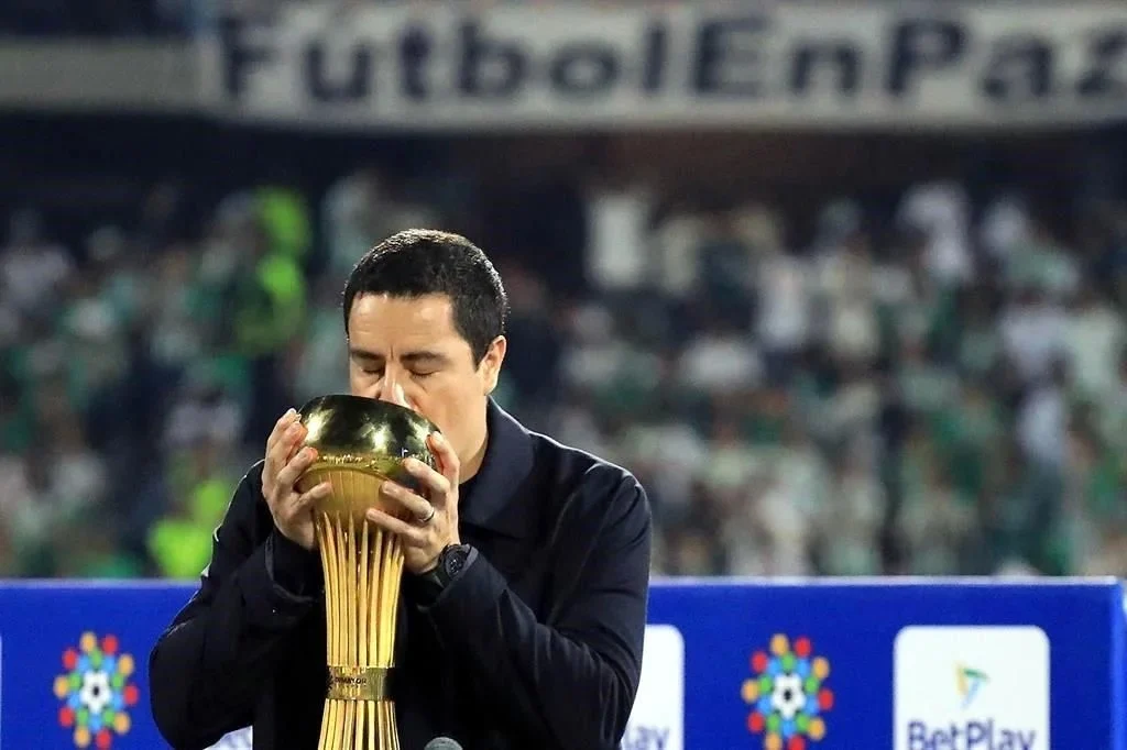 Renuncia Efraín Juárez como DT de Atlético Nacional