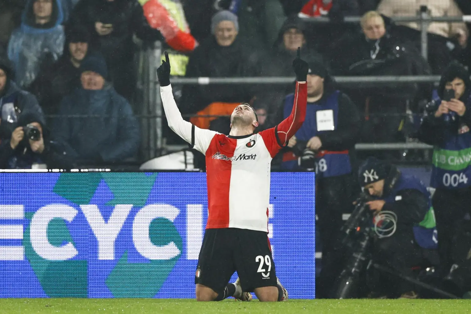 Santiago Giménez alimenta rumores sobre su salida del Feyenoord con publicación en redes sociales
