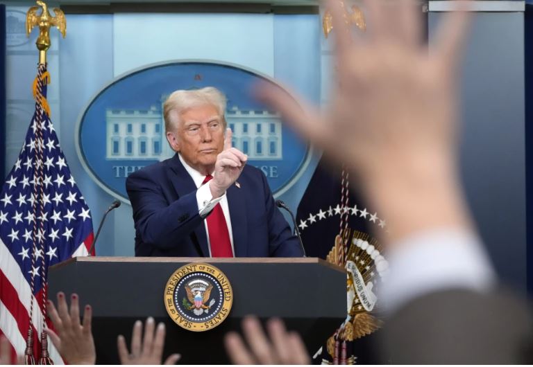 Trump reafirma aranceles contra México y Canadá; analiza imponerlos al petróleo