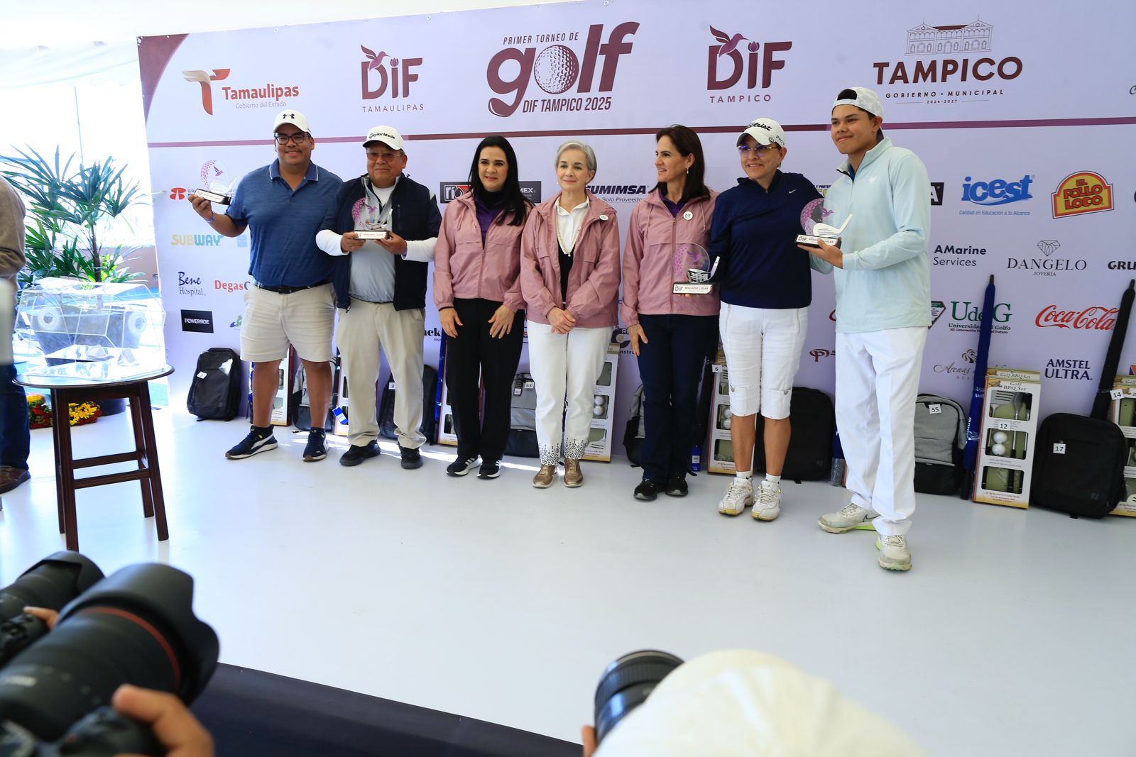 Premia gobernador Américo Villarreal a ganadores de Torneo de Golf DIF Tampico 2025