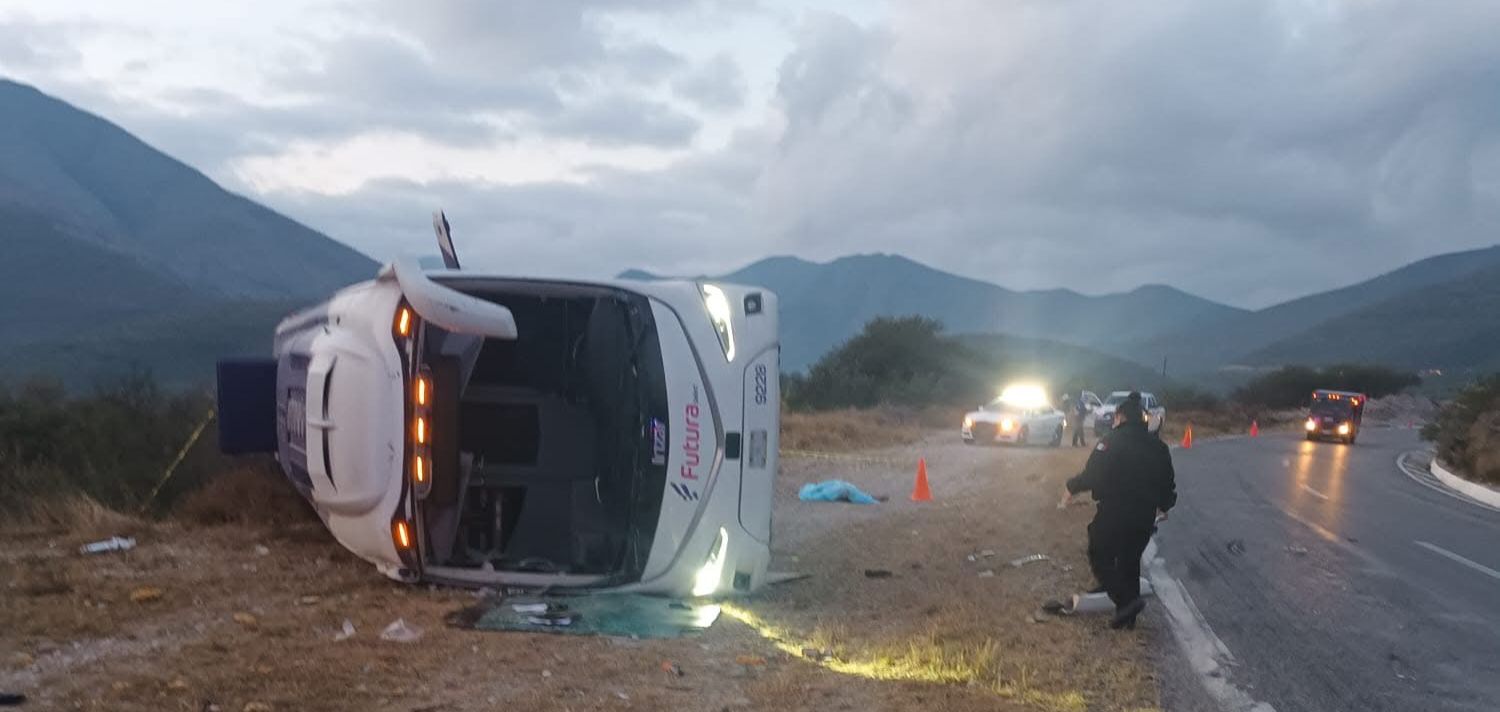 Se reportan 2 muertos y 18 heridos en volcadura de autobús