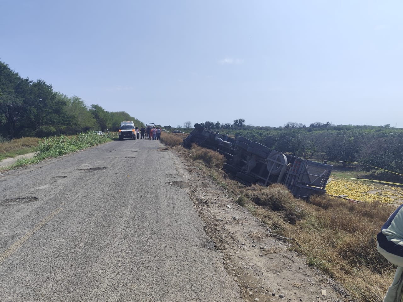 Un muerto y 11 heridos en volcadura de camión naranjero